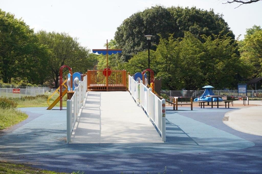 【インクルーシブ公園】車いすや歩行器のまま上れるスロープ/砧公園(東京都)