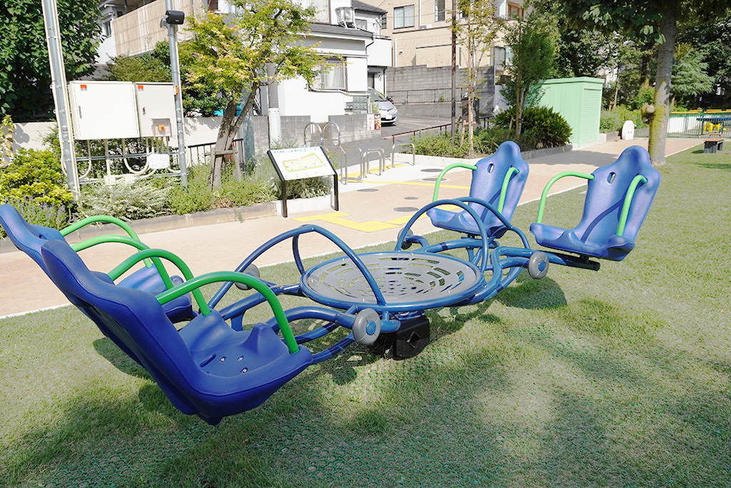 【インクルーシブ公園】手すりが安心なシーソー/恵比寿南第二公園(東京都)