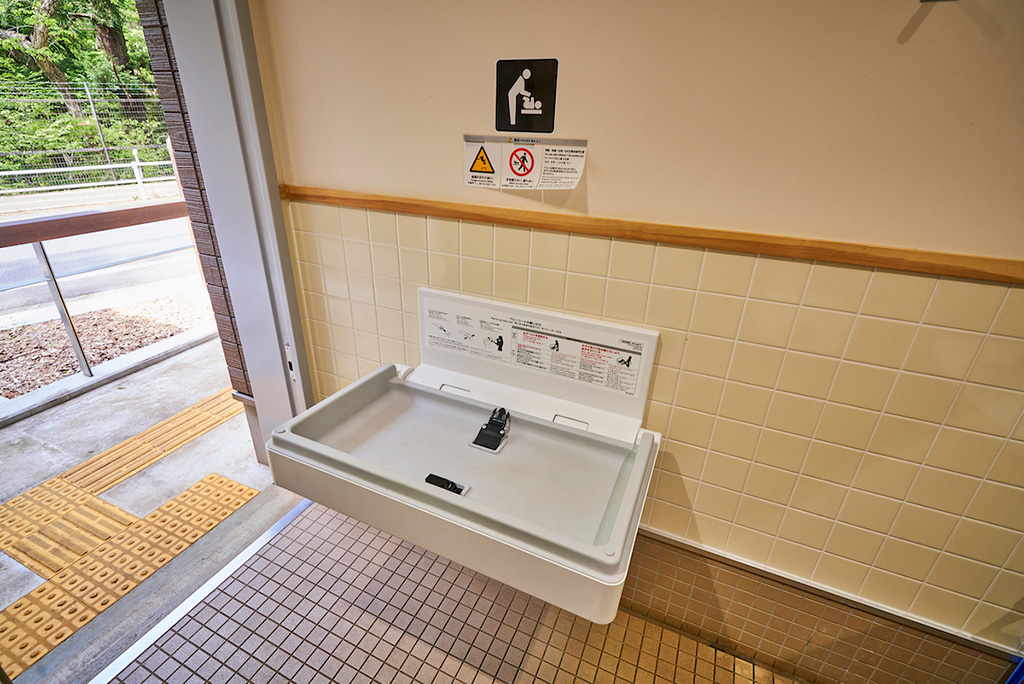 「おむつ替えの台」/狭山緑地 フィールドアスレチック(東京都/東大和市)