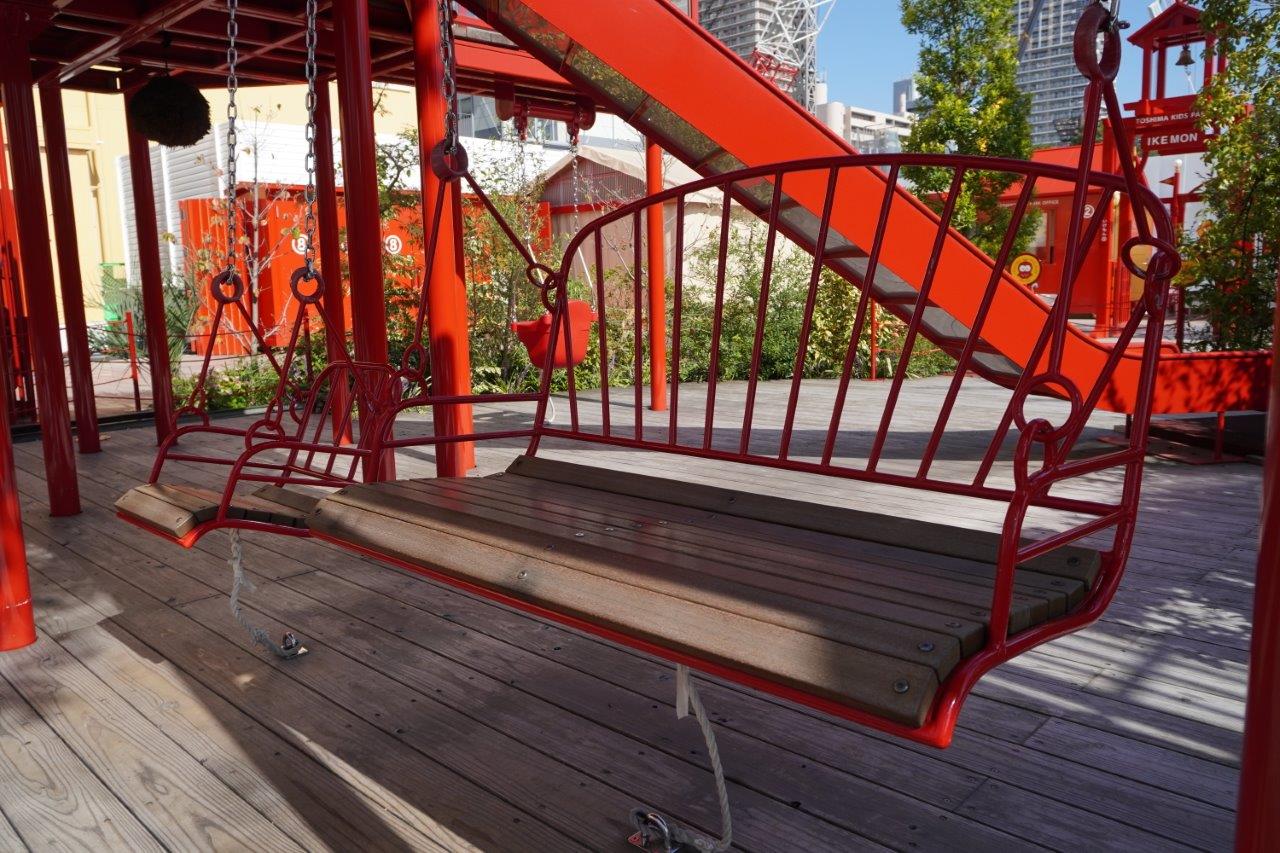 親も一緒に乗れるブランコ
