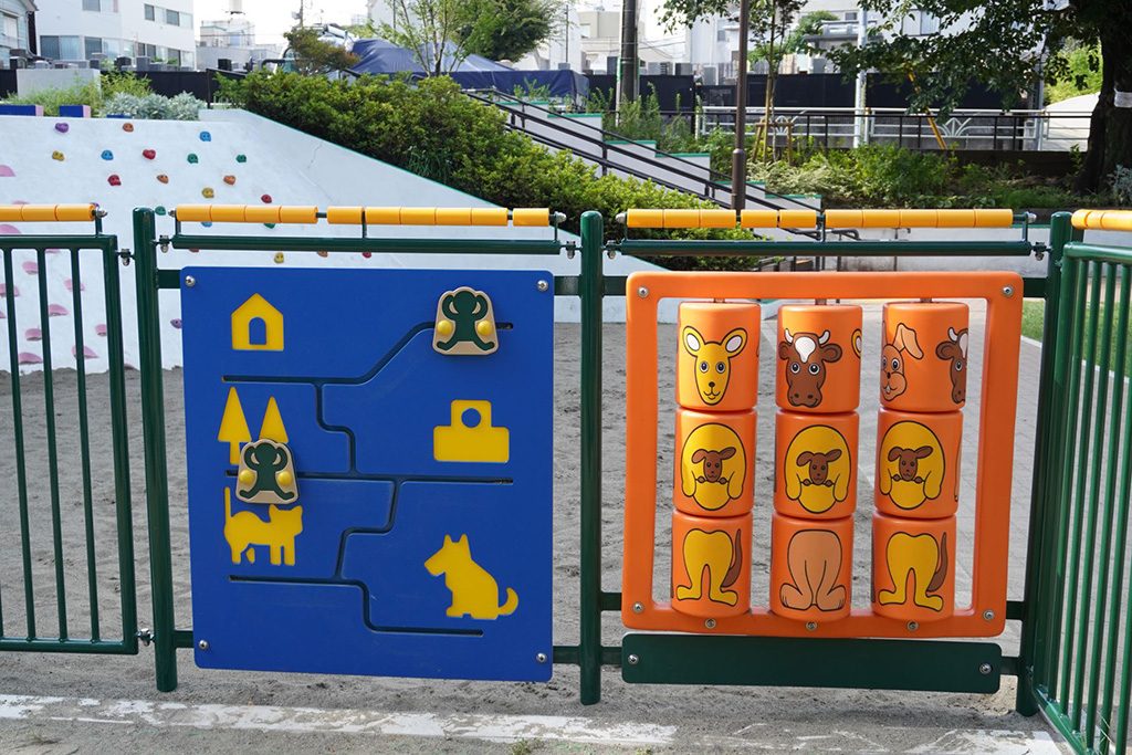 砂場フェンスの内側の仕掛け/恵比寿南二公園（東京都/渋谷区）