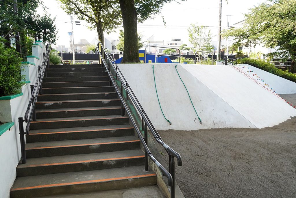 クライミングロープ横と階段/恵比寿南二公園（東京都/渋谷区）