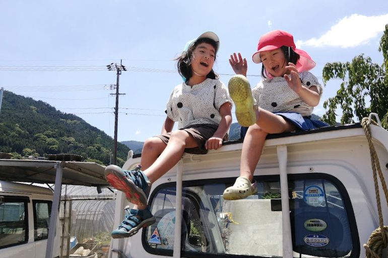 徳島移住生活│トラックに乗る子ども達