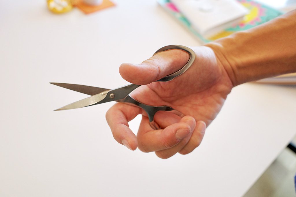 亀山さん流のはさみの持ち方/tupera tupera（ツペラ ツペラ）