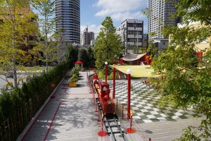 真っ赤なミニトレインが走る！　としまキッズパーク（豊島区）はいろんな子どもたちが一緒に楽しめるインクルーシブ公園