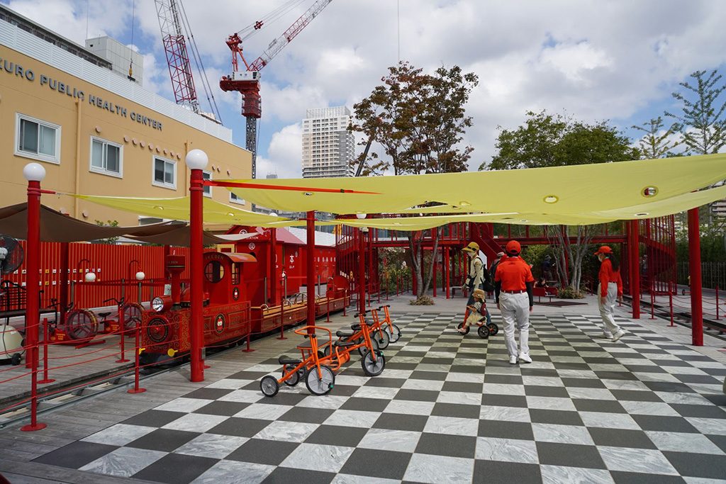 広場全体を覆うタープ/としまキッズパーク（東京都/豊島区）