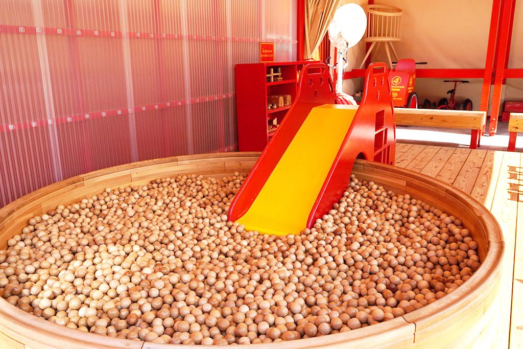 木のボールプールと滑り台/としまキッズパーク（東京都/豊島区）