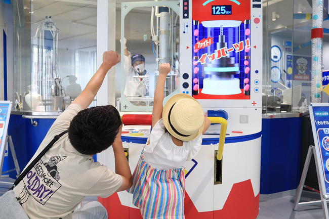 打錠機で好きな味の「ラ・ムーネD」を作る様子/よみうりランド（東京都/稲城市）