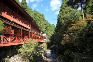 大森リゾートキャンプ場は日帰りバーベキューや丸太小屋が人気！川遊び、マス釣りも