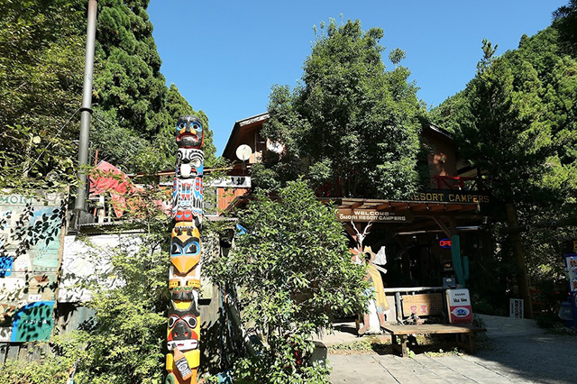 駐車場隣のトーテンポール/大森リゾートキャンプ場(京都府/京都市)