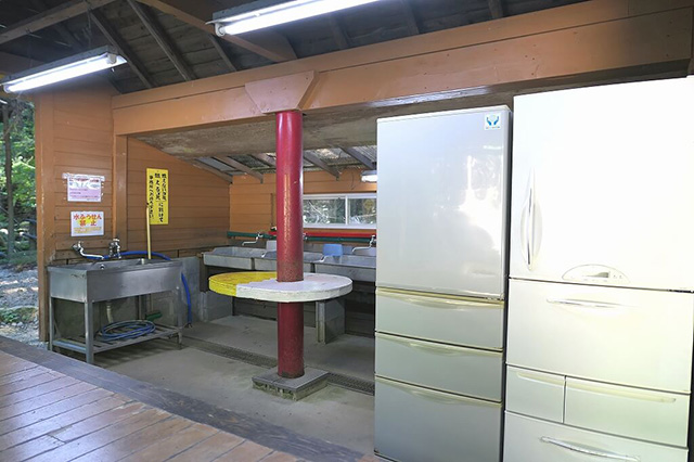 丸太小屋手前の炊事棟/大森リゾートキャンプ場(京都府/京都市)