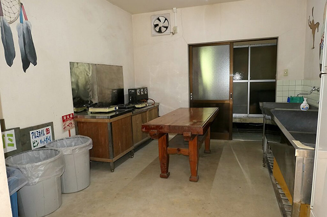 本館1階の炊事場/大森リゾートキャンプ場(京都府/京都市)