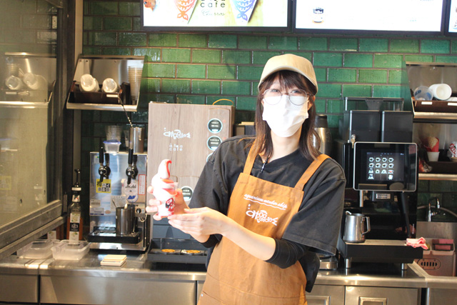 金魚柄のカップがおしゃれな「MIYABIソフト」（イチゴ×ミルク）／AQUARIUM ✕ ART átoa（兵庫県/神戸市）