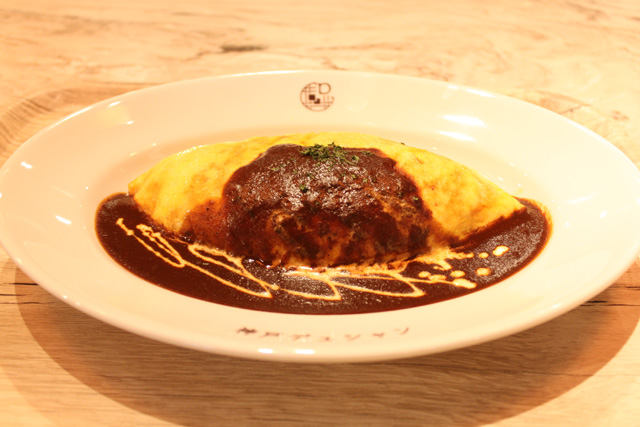 「洋食屋 神戸デュシャン」の「北阪たまごのオムライス」／AQUARIUM ✕ ART átoa（兵庫県/神戸市）