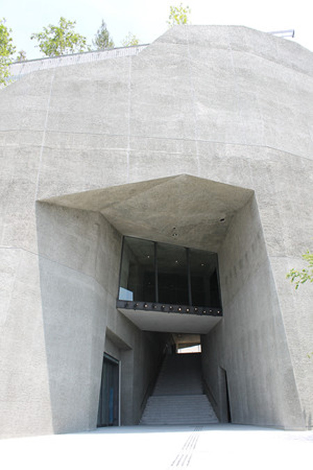 洞窟のような入り口／AQUARIUM ✕ ART átoa（兵庫県/神戸市）