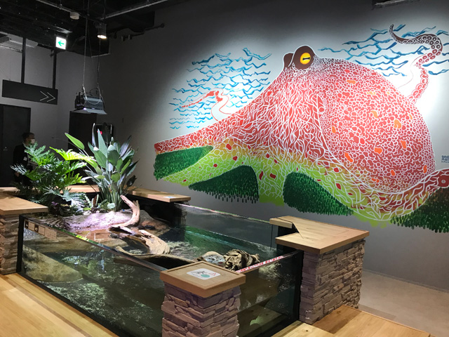 壁一面を彩る、巨大な迷路アートのタコ／AQUARIUM ✕ ART átoa（兵庫県/神戸市）