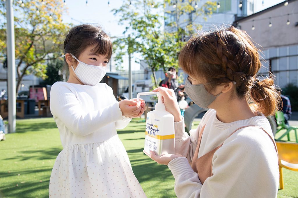 手指消毒の様子/J:COM　“東京わくわくキャラバン”
