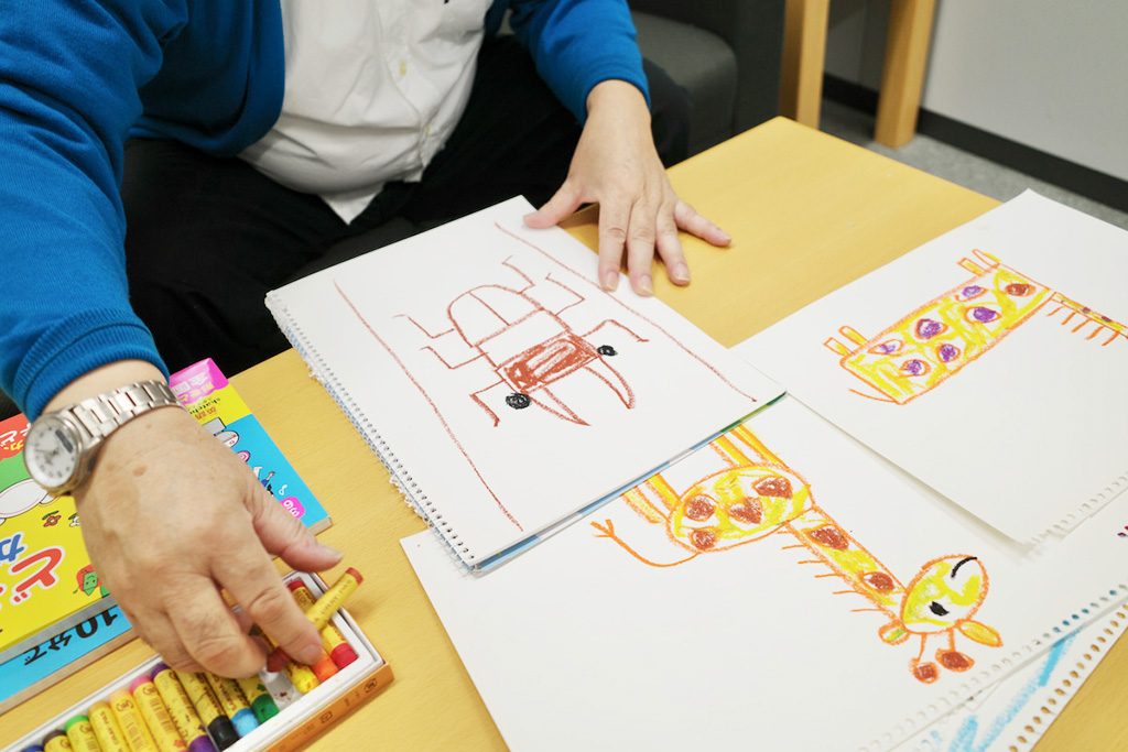 クワガタの絵を描く様子