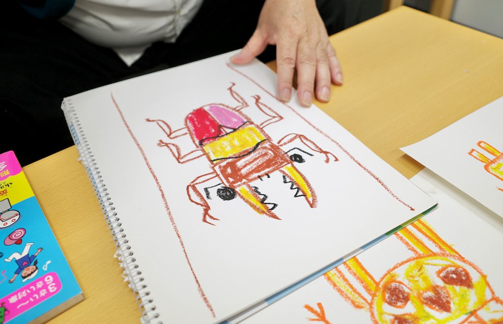 図鑑を参考にして、よりリアルに変身したクワガタの絵