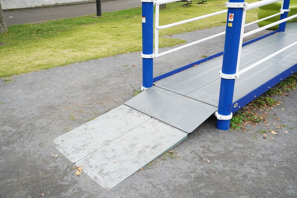 スイング系遊具のスロープ/秋葉台公園（神奈川県/藤沢市）