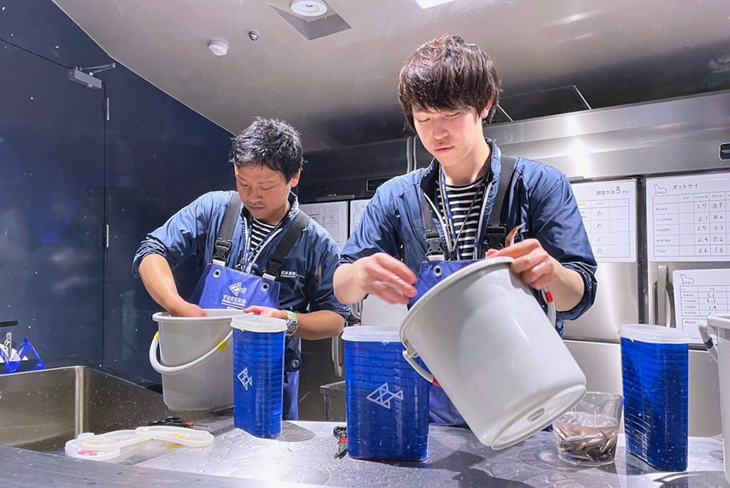 調餌の様子を間近で観察できる「アクアベース」のキッチン/すみだ水族館（東京都/墨田区）