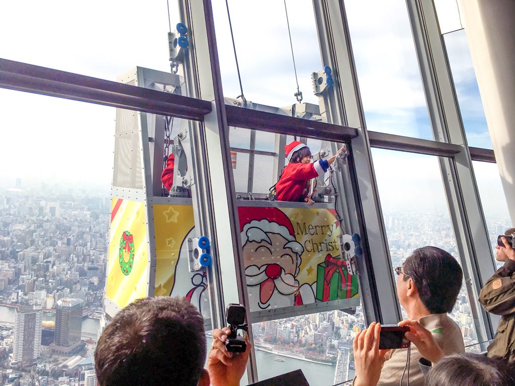 スカイツリーサンタの窓ガラスそうじ(過去の様子)/「東京スカイツリータウン®マジカルクリスマス2021」