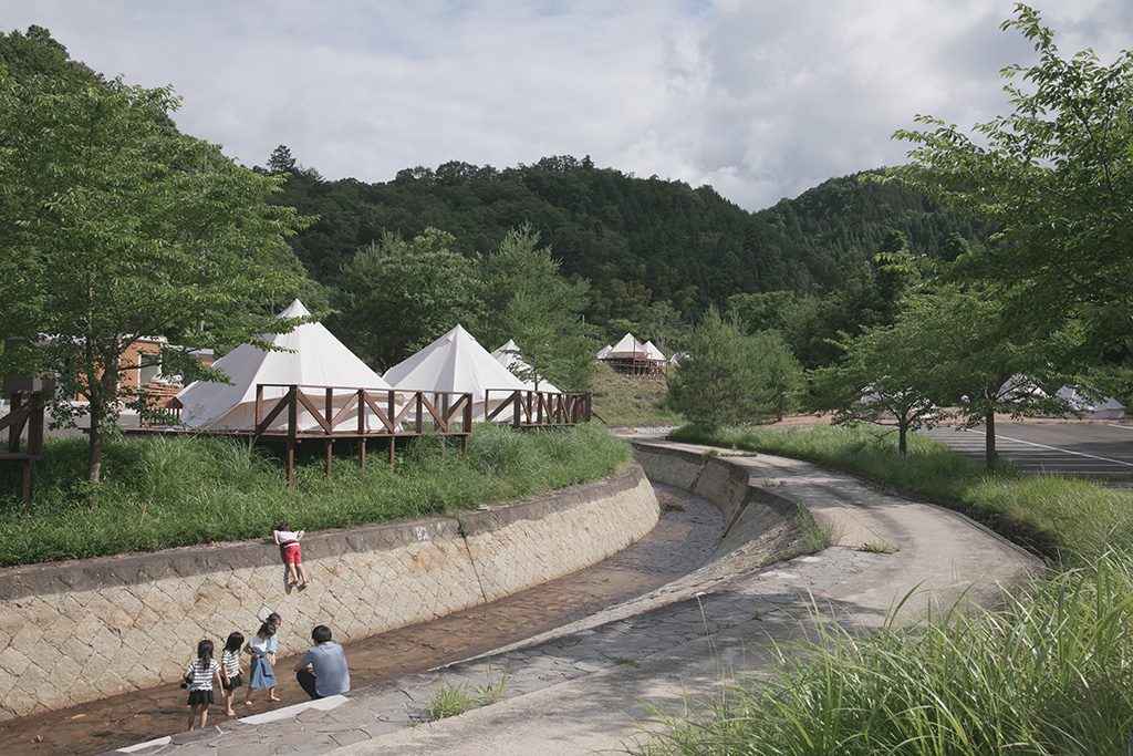 川沿いのテント/「温楽ノ森」(兵庫県/豊岡市)