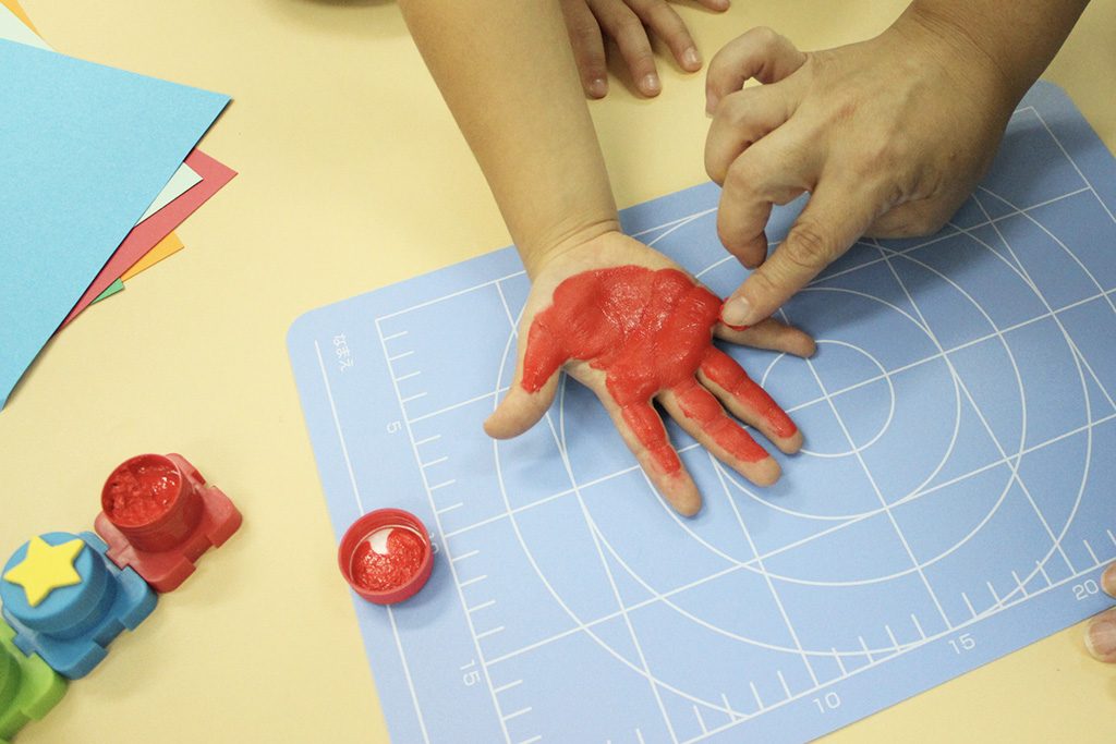 クリスマスカード作りの様子