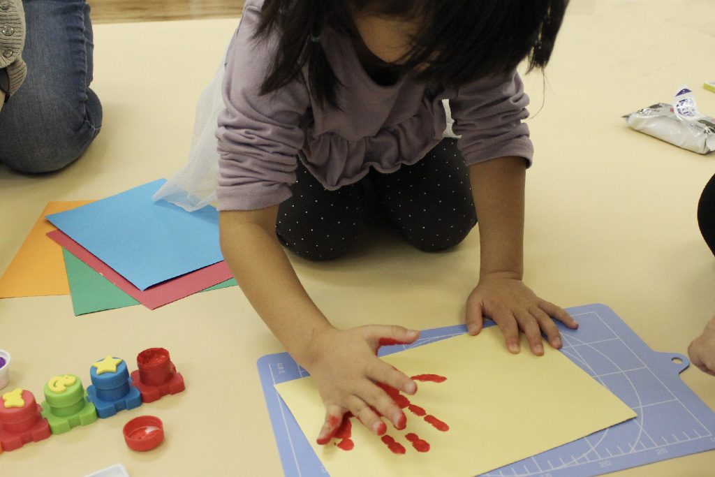 クリスマスカード作りの様子