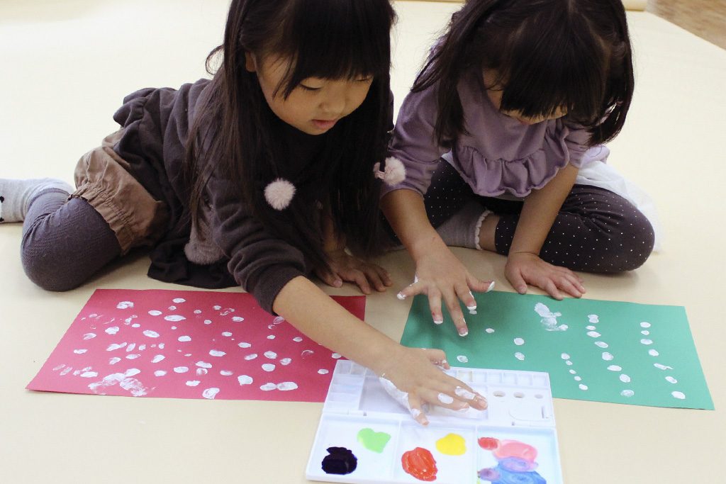 クリスマスカード作りの様子