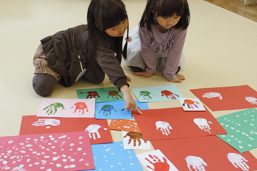 クリスマスカード作りの様子