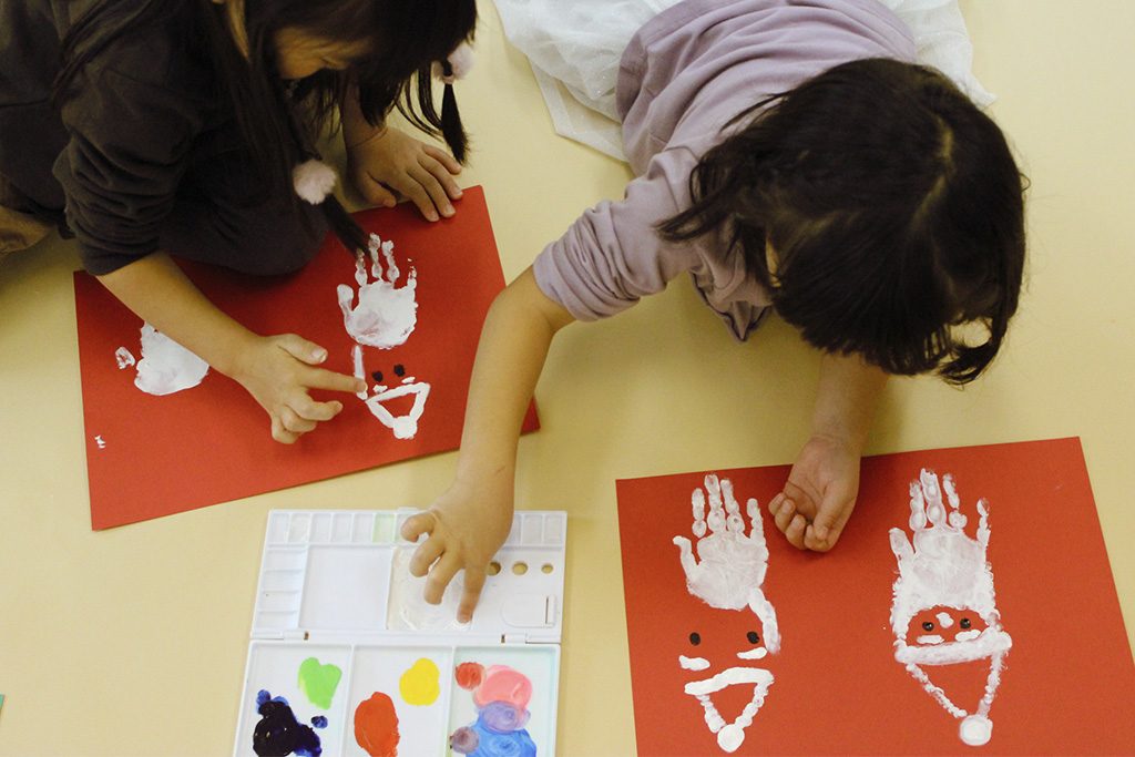 クリスマスカード作りの様子