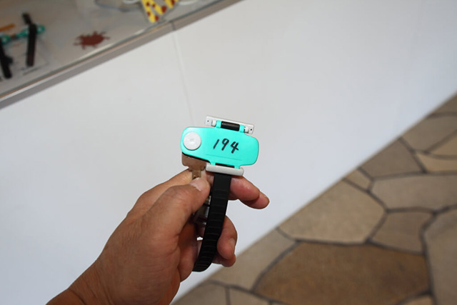 ロッカーキーとICチップが付いたリストバンド/鶴見緑地プール(大阪府/大阪市)