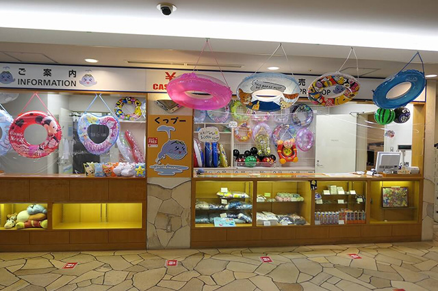 浮き輪やビーチボールなどの売店/鶴見緑地プール(大阪府/大阪市)