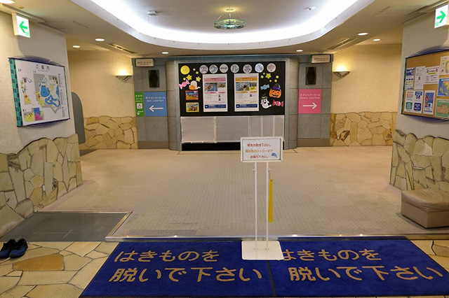 ロッカールームへの入口/鶴見緑地プール(大阪府/大阪市)