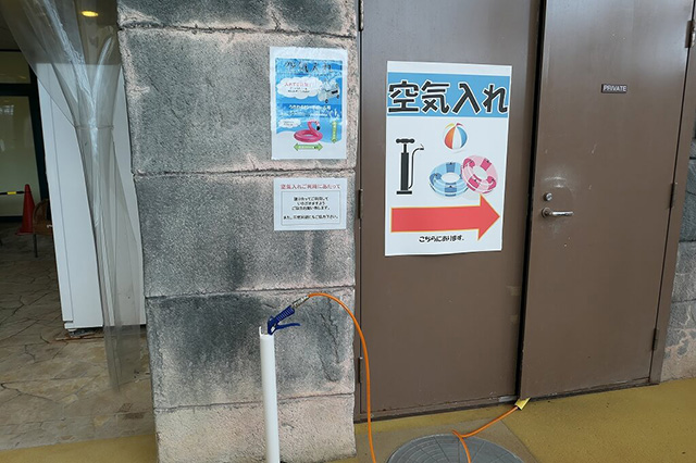 浮き輪やビーチボール用の空気入れ/鶴見緑地プール(大阪府/大阪市)