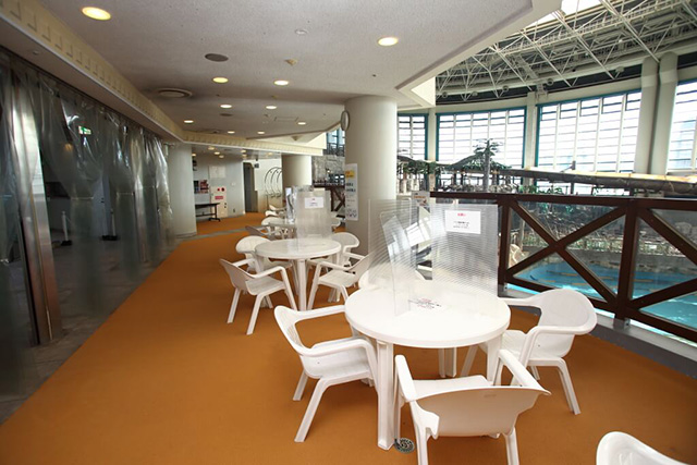 2階のテーブルエリア/鶴見緑地プール(大阪府/大阪市)