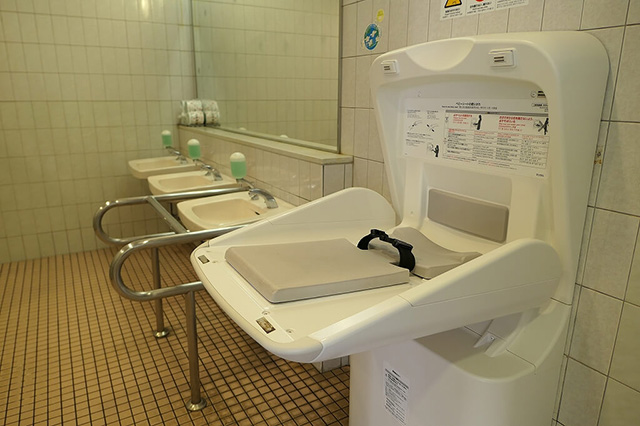 1階にあるおむつ替えシート鶴見緑地プール(大阪府/大阪市)