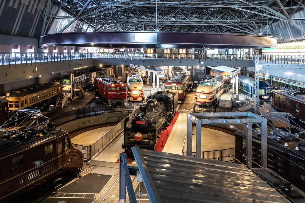 「車両ステーション」明治時代の車両から新幹線まで36両もの車両が展示されています／鉄道博物館（埼玉県/さいたま市）