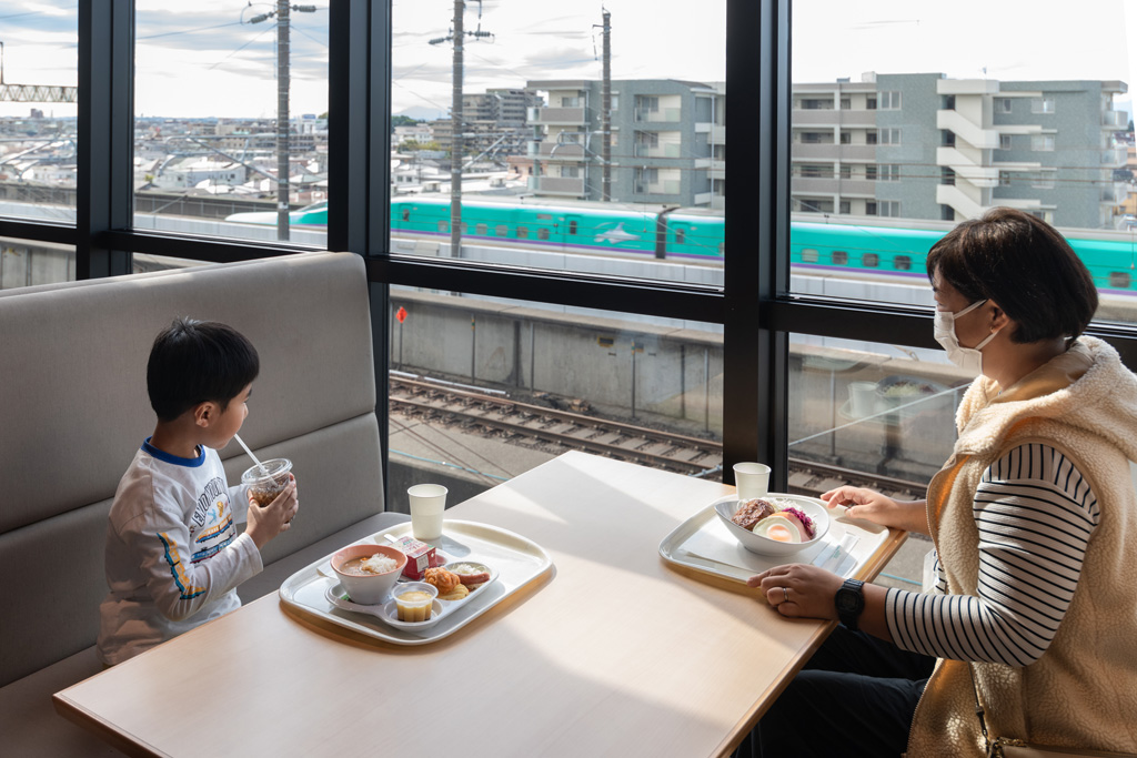南館4階、ビューレストランの窓側席/鉄道博物館(埼玉県/さいたま市)