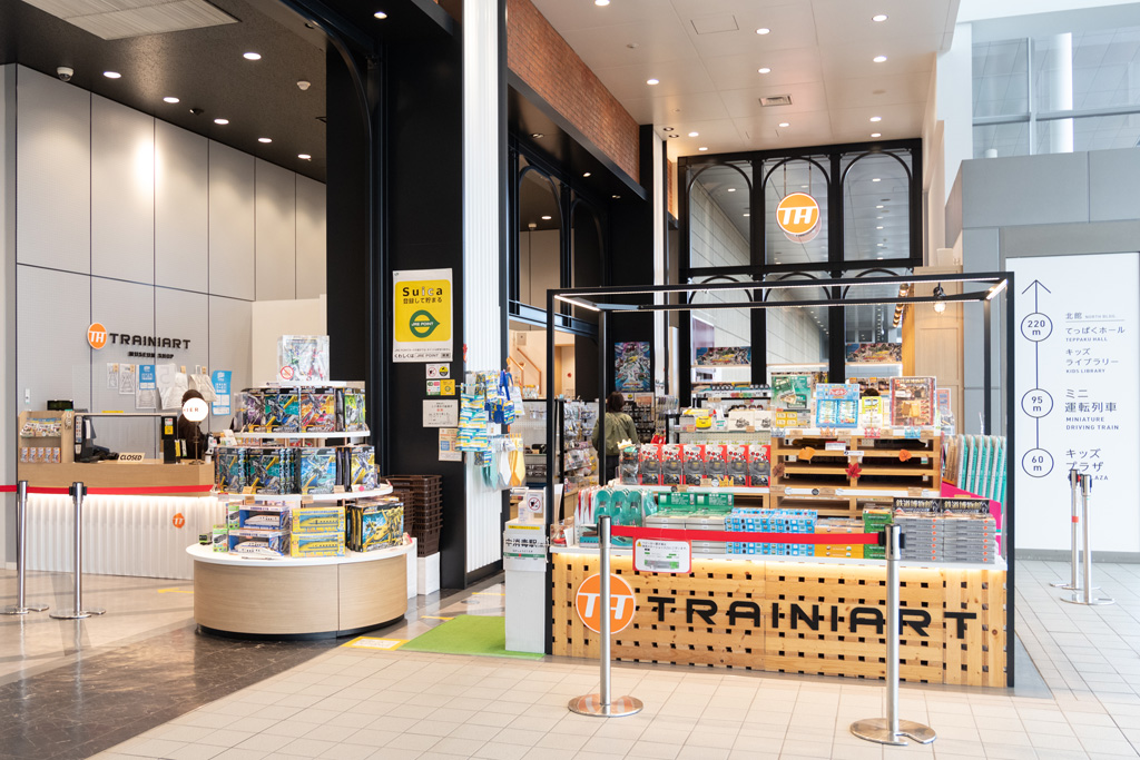 エントランス脇のミュージアムショップ「TRAINIART(トレニアート)」/鉄道博物館(埼玉県/さいたま市)
