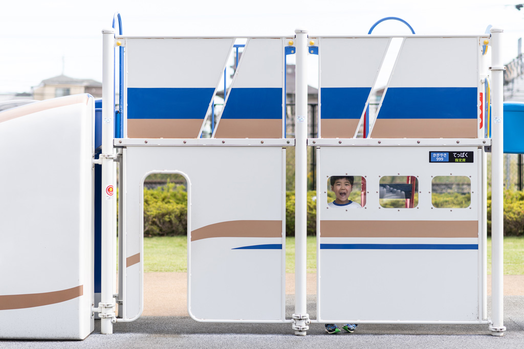 鉄道をモチーフとした遊具が置かれた広場のすべり台/鉄道博物館(埼玉県/さいたま市)