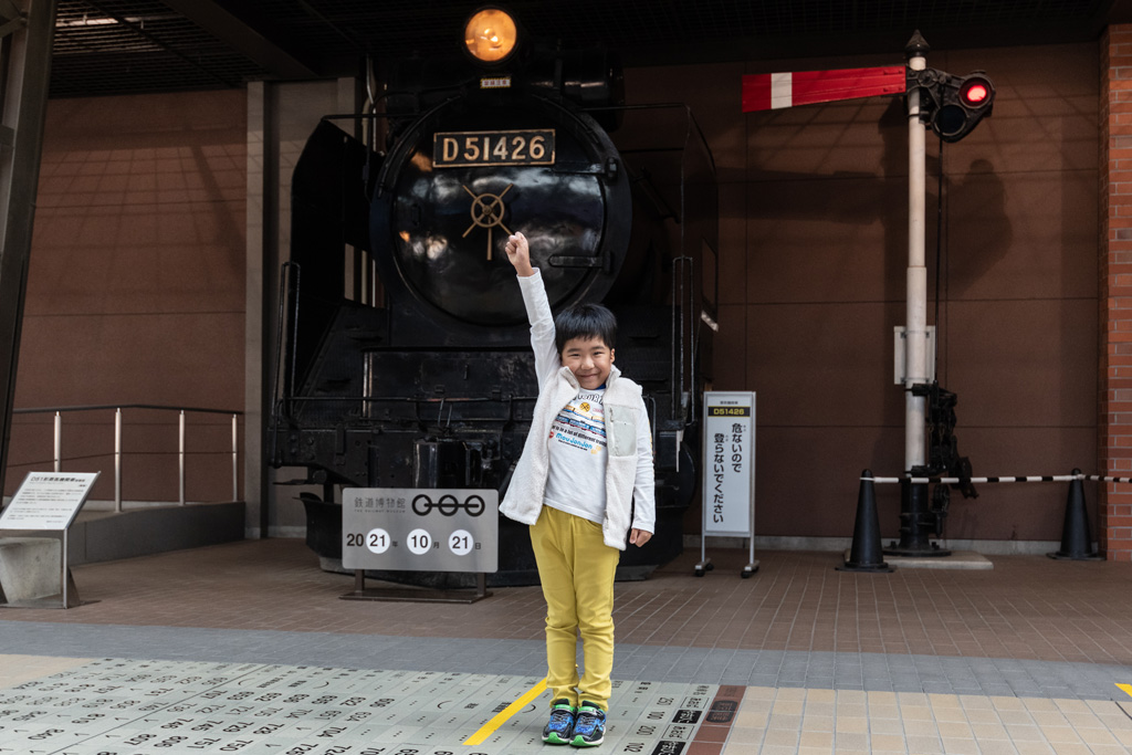 鉄道博物館駅の改札から博物館のエントランスへと向かう通路「プロムナード」に車両や写真の展示がある/鉄道博物館(埼玉県/さいたま市)