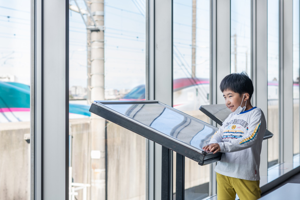 ビューレストランの窓辺に置かれた時刻表前/鉄道博物館(埼玉県/さいたま市)