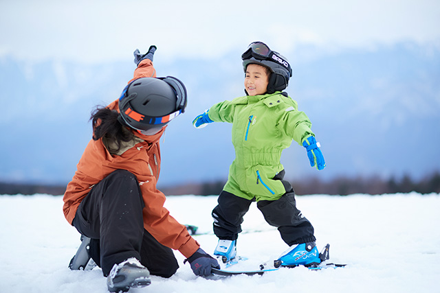 星野リゾート式スキーレッスン「雪ッズ70(セブンティ)」の様子