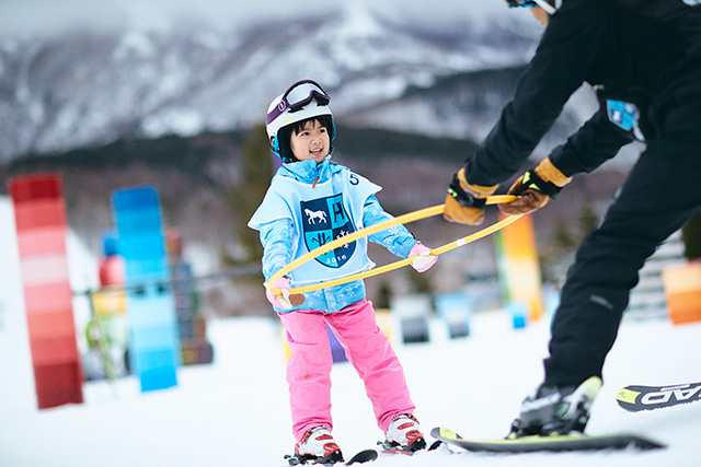 星野リゾート式スキーレッスン「雪ッズ70(セブンティ)」の様子