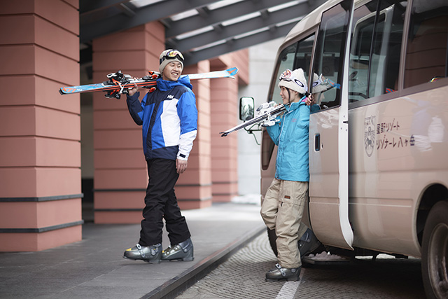 宿泊者専用の無料送迎バス/「星野リゾート リゾナーレ八ヶ岳」(山梨県)