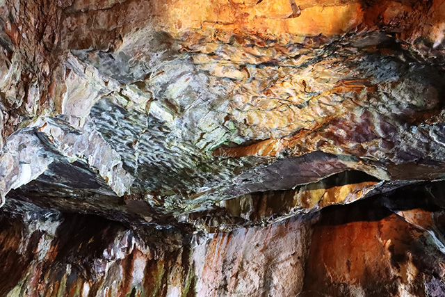 天井岩盤にできた波の模様(漣痕)/三段壁洞窟(和歌山県/白浜町)