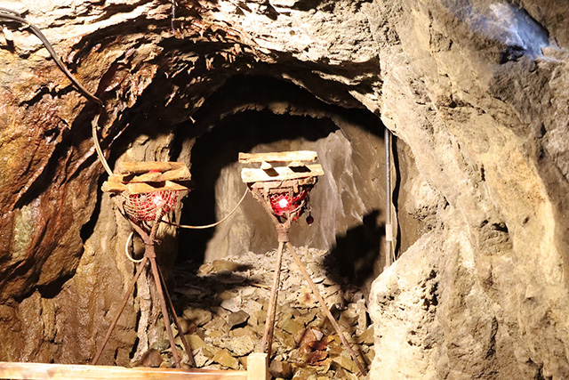 はるか昔に掘られた鉱穴(まぶあな)/三段壁洞窟(和歌山県/白浜町)