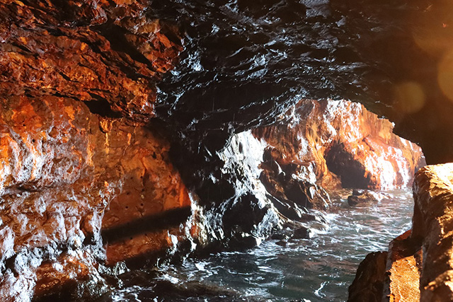 洞窟奥から海側を望む(干潮時)/三段壁洞窟(和歌山県/白浜町)